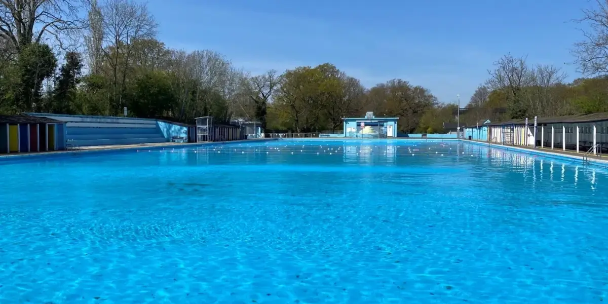 Wide angle shot of Tooting Bec Lido