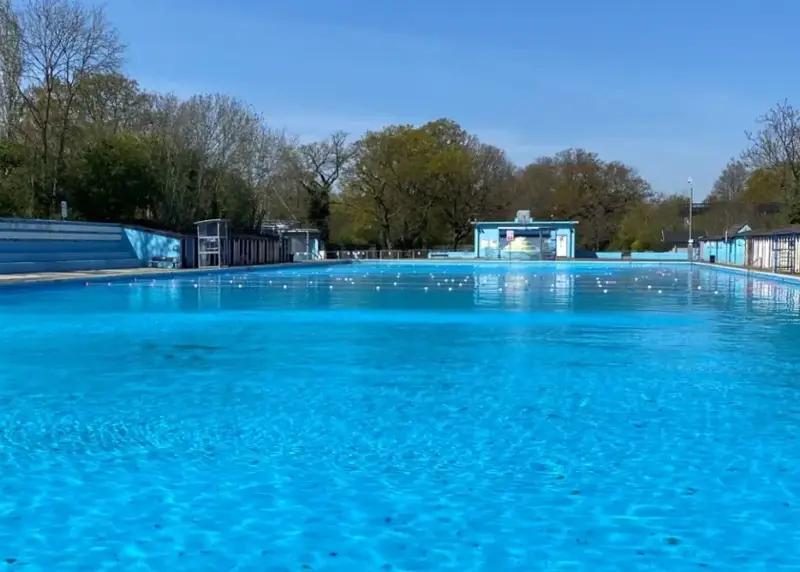 Wide angle shot of Tooting Bec Lido